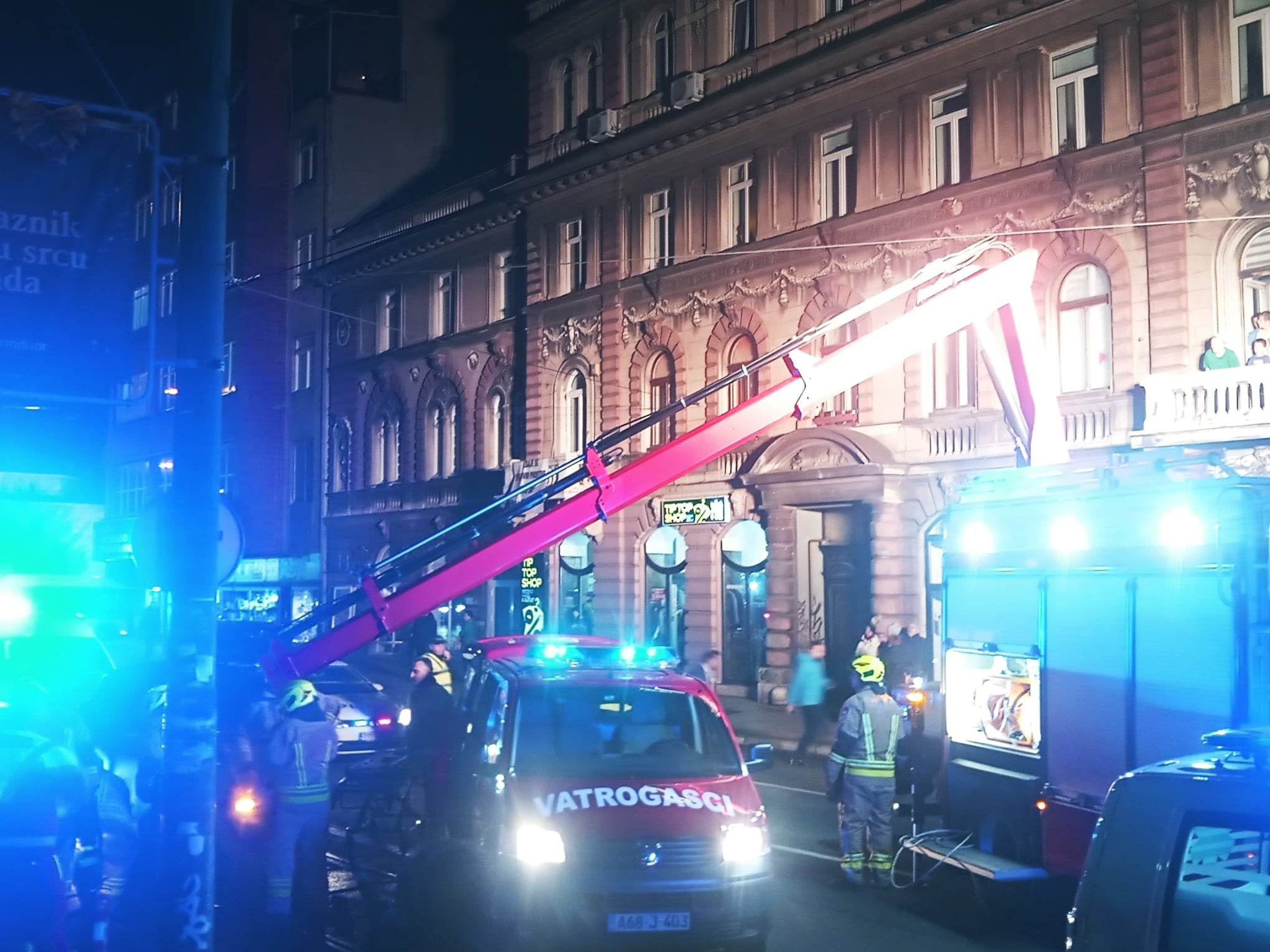 "Avaz" na licu mjesta: Težak udes u centru Sarajeva, vatrogasci izvlače povrijeđene