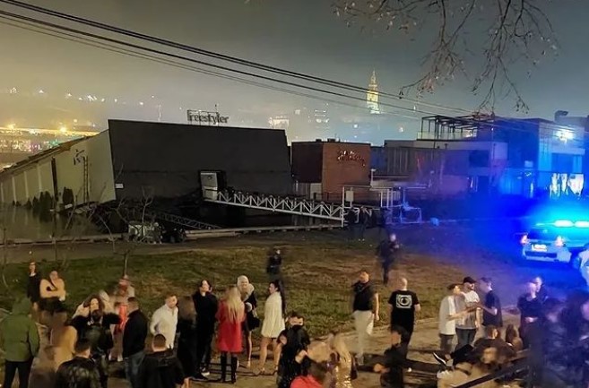 Prve fotografije iz Beograda: Drama na dočeku Nove godine, potonuo skoro cijeli splav