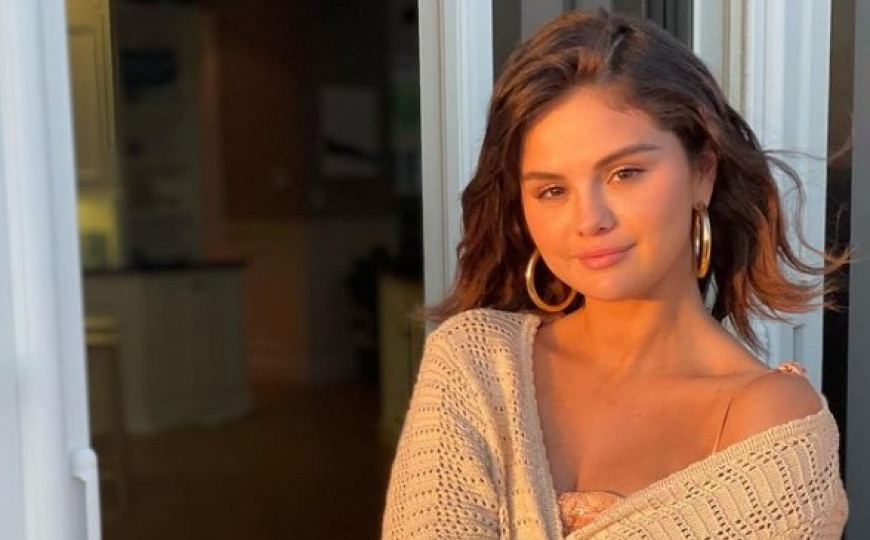 Selena Gomez se skinula u kostim i pokazala obline: Društvo joj pravili Bekham i Nikola Pelc