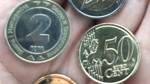 Hrvati se navikavaju na Euro: Čekao kusur, pa dobio sve i svašta, među kovanicama i 2 KM