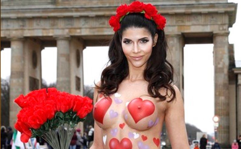 Njemica Micaela Schaefer se opet skinula: Srca na grudima, a latice na vagini
