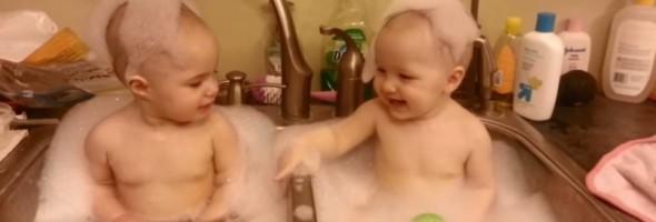 VIDEO KOJI ĆE VAM ULJEPŠATI DAN Bebe se kupaju u sudoperu!