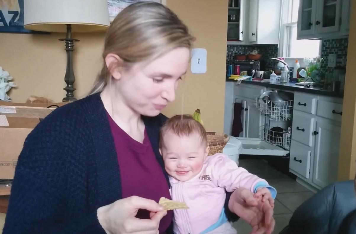PRESLATKO Mama jede čips, a reakcija bebe će vam uljepšati dan!