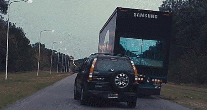 RJEŠAVA PROBLEM PRETICANJA Samsungov kamion opremljen kamerom i velikim TV-om
