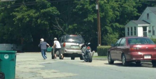 KAKAV KRETEN Bahatog motoristu na cesti stigla kazna