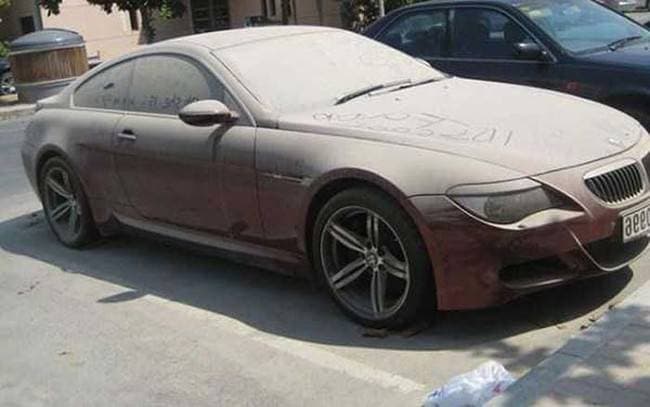 MILIONI OSTAVLJENI NA ULICAMA Skupocjeni automobili u Dubaiju skupljaju prašinu