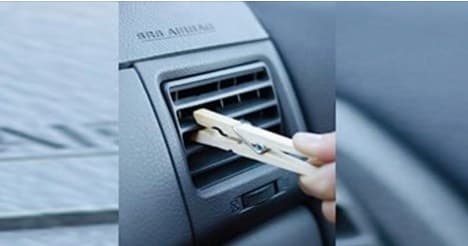 Oduševit će vas razlog zašto ovaj tip ima štipaljku na ventilacijskom otvoru u automobilu