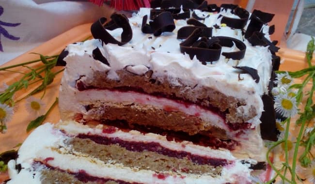 POSLASTICA ZA SVAKOGA Jednostavan recept za bijelu tortu sa višnjama