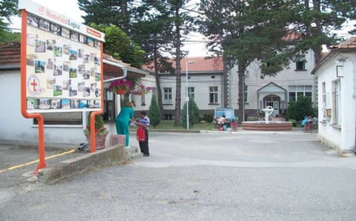 Pijani tehničar natjerao pacijenticu da se skine gola i da mu sjedne u krilo, a zatim po njoj prosipao kafu