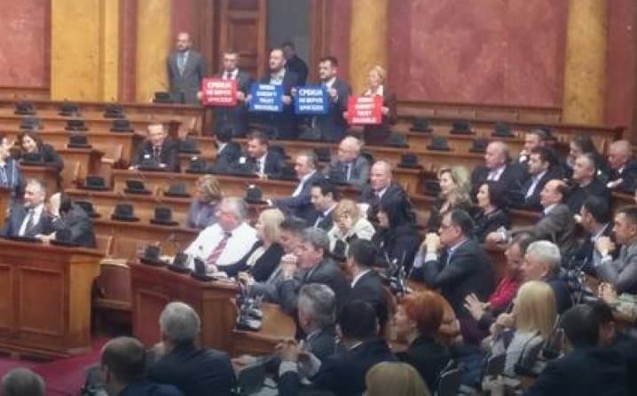 Haos u Parlamentu: Mogherini u Beogradu, Šešelj i radikali viču: "Srbija, Rusija, ne treba nam Unija!"