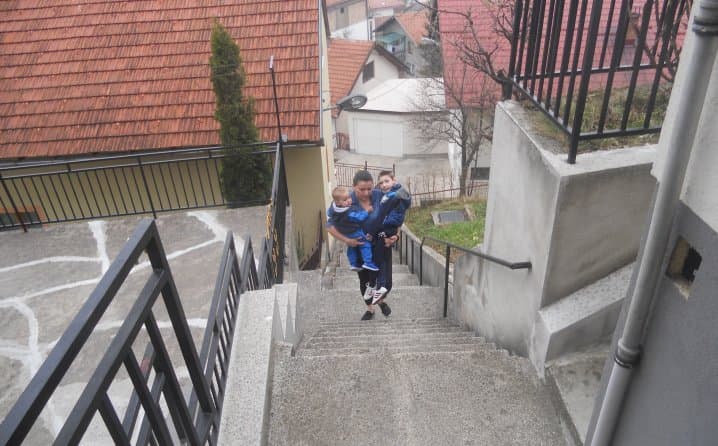 Bolesnog sina svakog dana nosi uz 77 stepenica