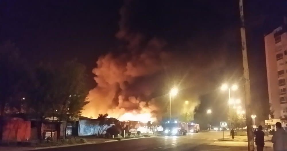 Drama u Tuzli: Požar progutao Hemetovu pijacu, odjekuju detonacije...
