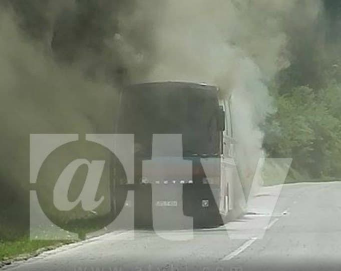 U blizini Travnika zapalio se autobus pun putnika