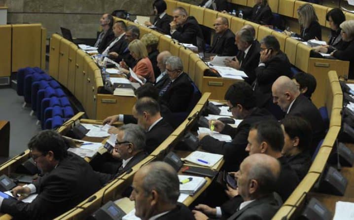 Dom naroda PFBiH danas o novim zakonima o doprinosima i porezu na dohodakDom naroda PFBiH danas o novim zakonima o doprinosima i porezu na dohodak