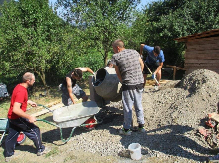 Blizu 80 mladih iz deset zemalja pomaže Srebreničanima