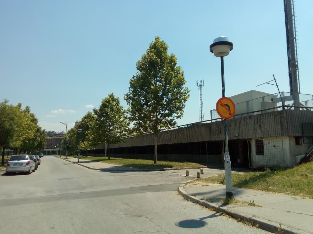 Na liniji razgraničenja dva preduzeća dijele jednu garažu