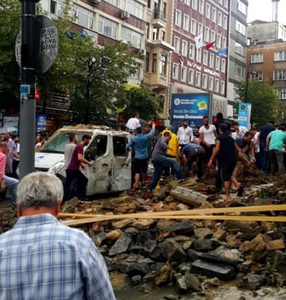 Totalni haos u Istanbulu: Grad u kolapsu zbog snažnog nevremena, otkazan avio i željeznički saobraćaj, ima povrijeđenih