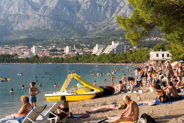 Dalmatinka nasmijala region: Bosanci na more povedu makar jedno više nego auto može primiti, Hercegovka motri na djecu iako ne zna da pliva
