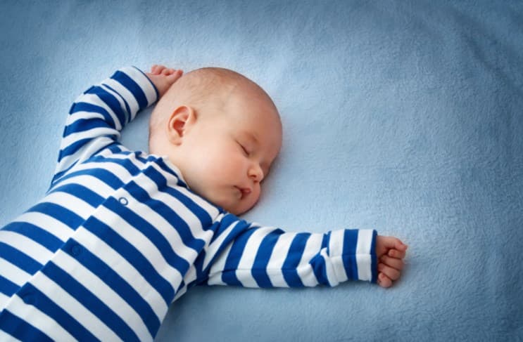 Naučnici upozoravaju roditelje da bebe stavljaju na leđa dok spavaju