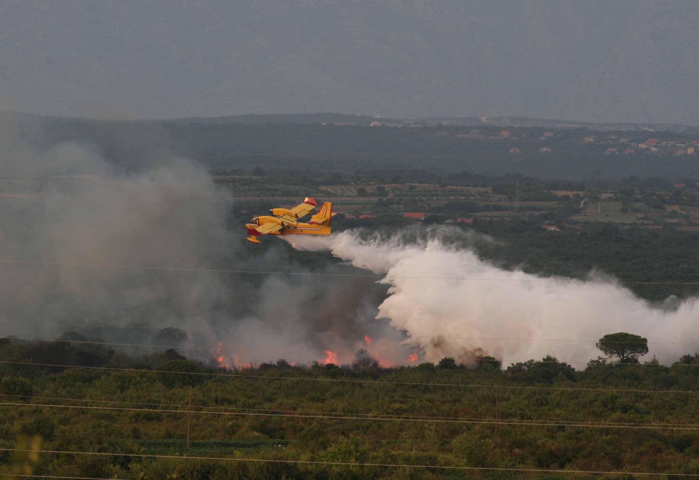 Buknuo požar kod Metkovića, gase ga dva kanadera