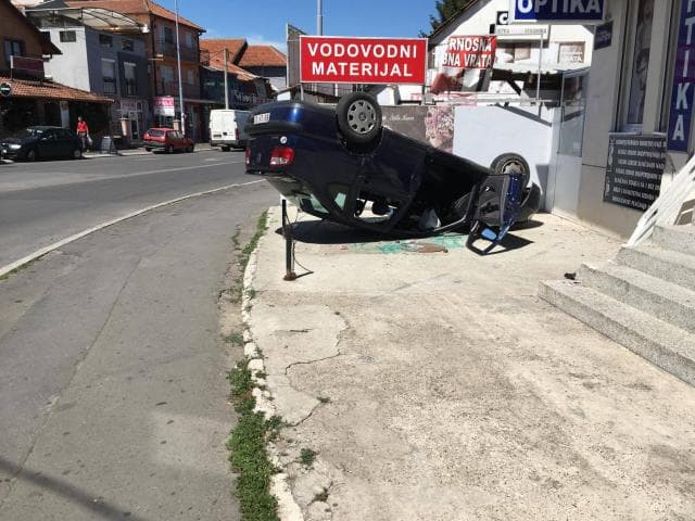Automobil se prevrnuo na krov, vozač prošao bez ogrebotine