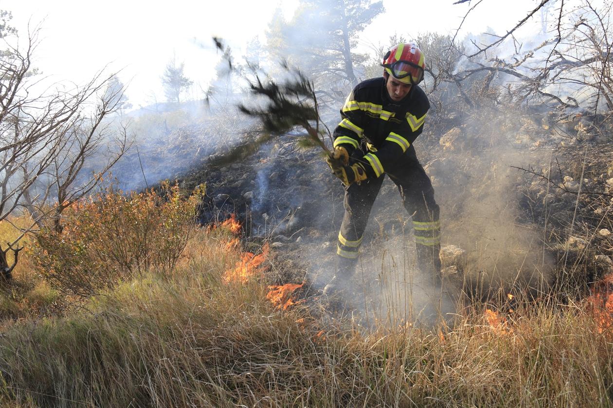 Novi požari u Dalmaciji, gori uz brzu cestu između Solina i Kaštela