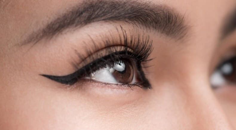 Pomoću ovih trikova eyeliner će izdržati i na plus 30