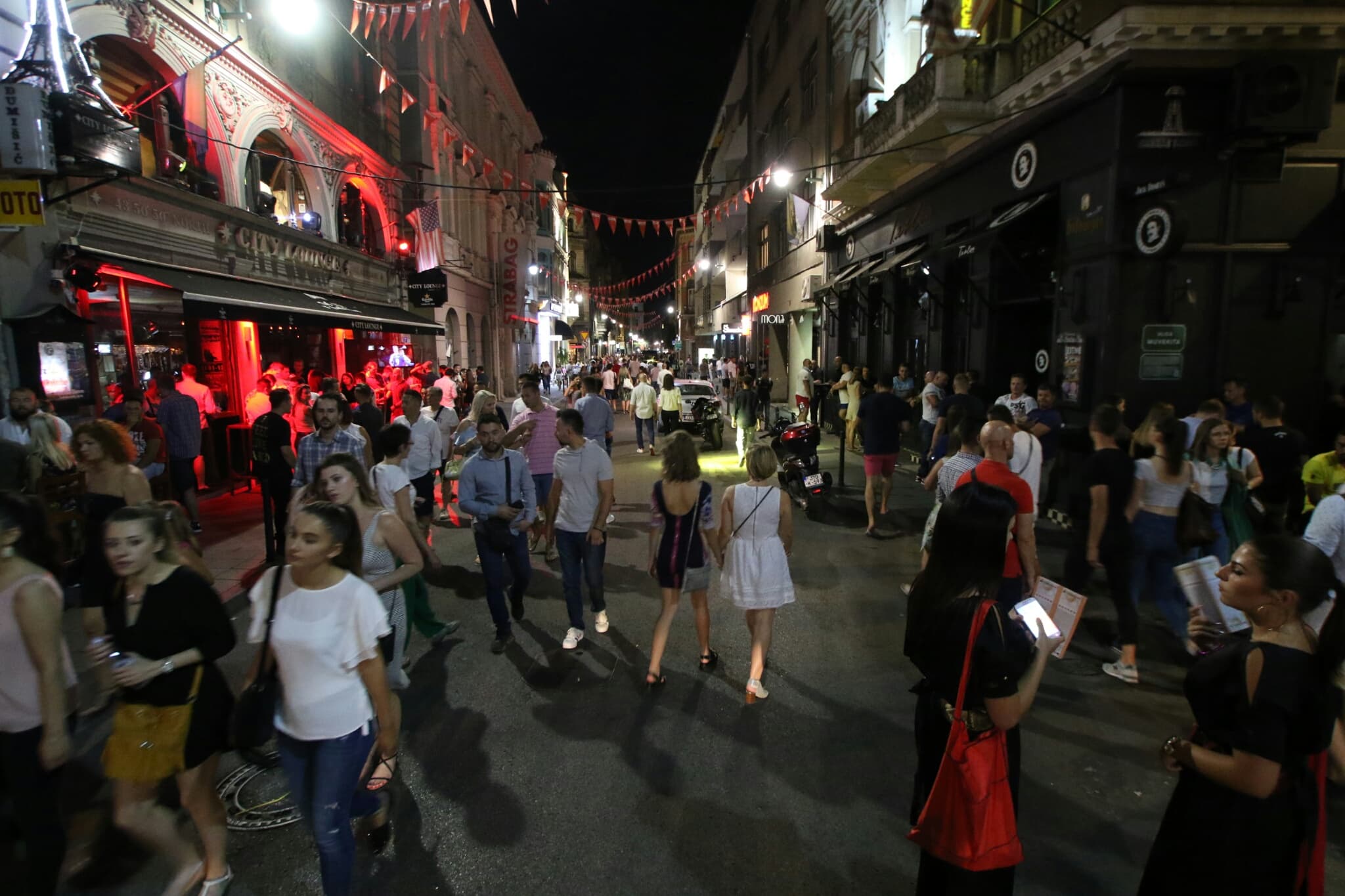 Sarajevske filmske noći: Brojni građani i turisti okupirali glavni grad BiH