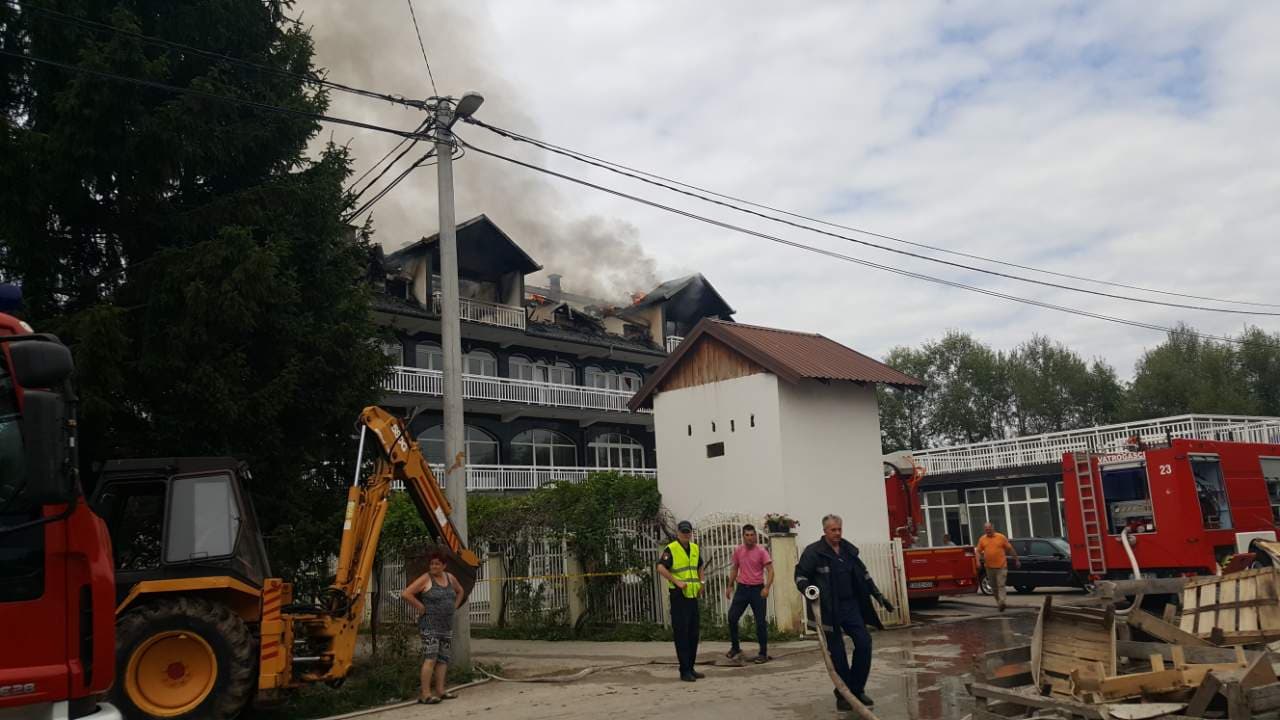 Veliki požar u Gladnom Polju: Vatra progutala krov kuće, na terenu pet vatrogasnih vozila