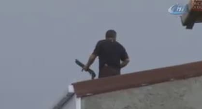 Drama u Istanbulu: Pucao iz puške sa krova zgrade, policija okružila cijelo područje (VIDEO)