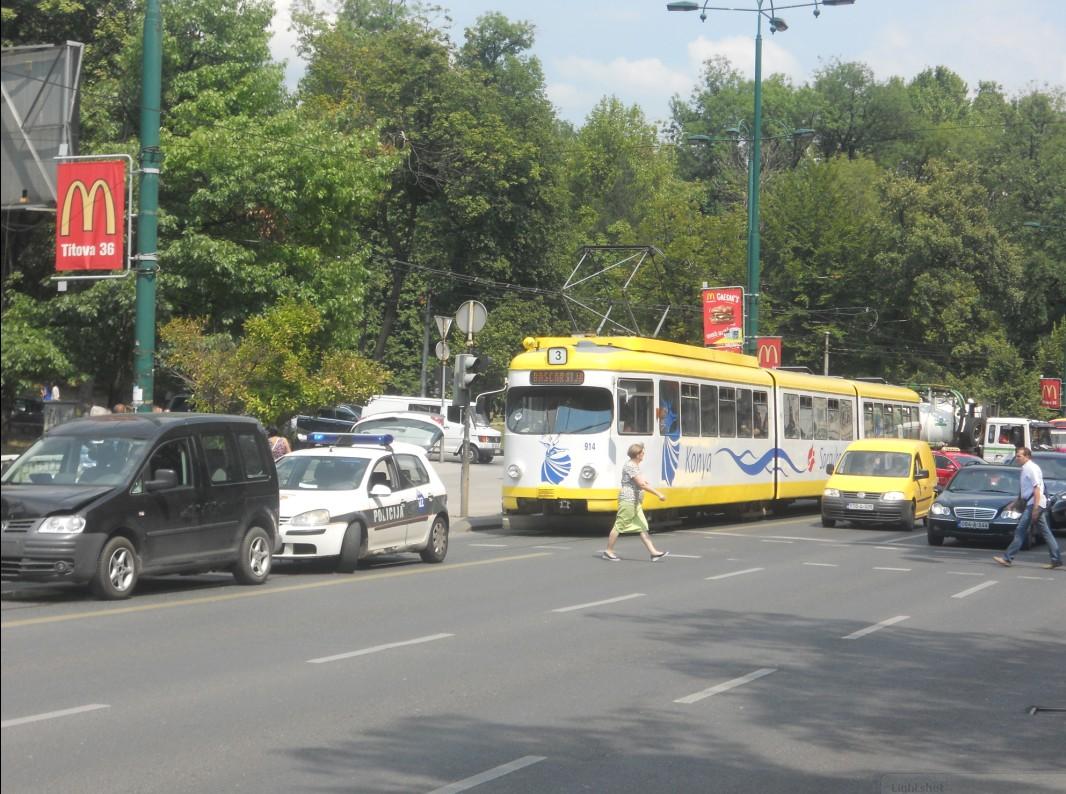 Saobraćajni kolaps u centru Sarajeva: Vozač Caddyja prebrzo vozio, pa se zabio u Renault, među povrijeđenima i djeca?