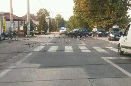 Bihać: Automobil udario u kiosk, šest osoba povrijeđeno