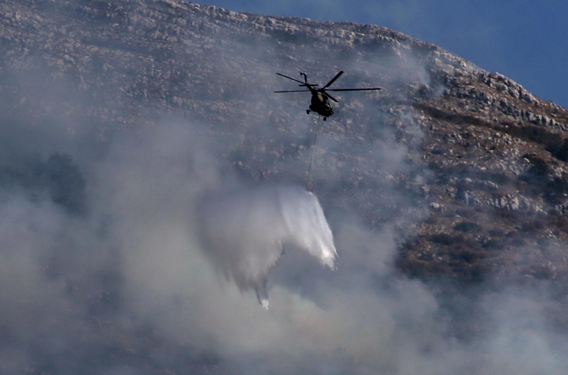 Helikopter Oružanih snaga BiH gasi požar kod Trebinja