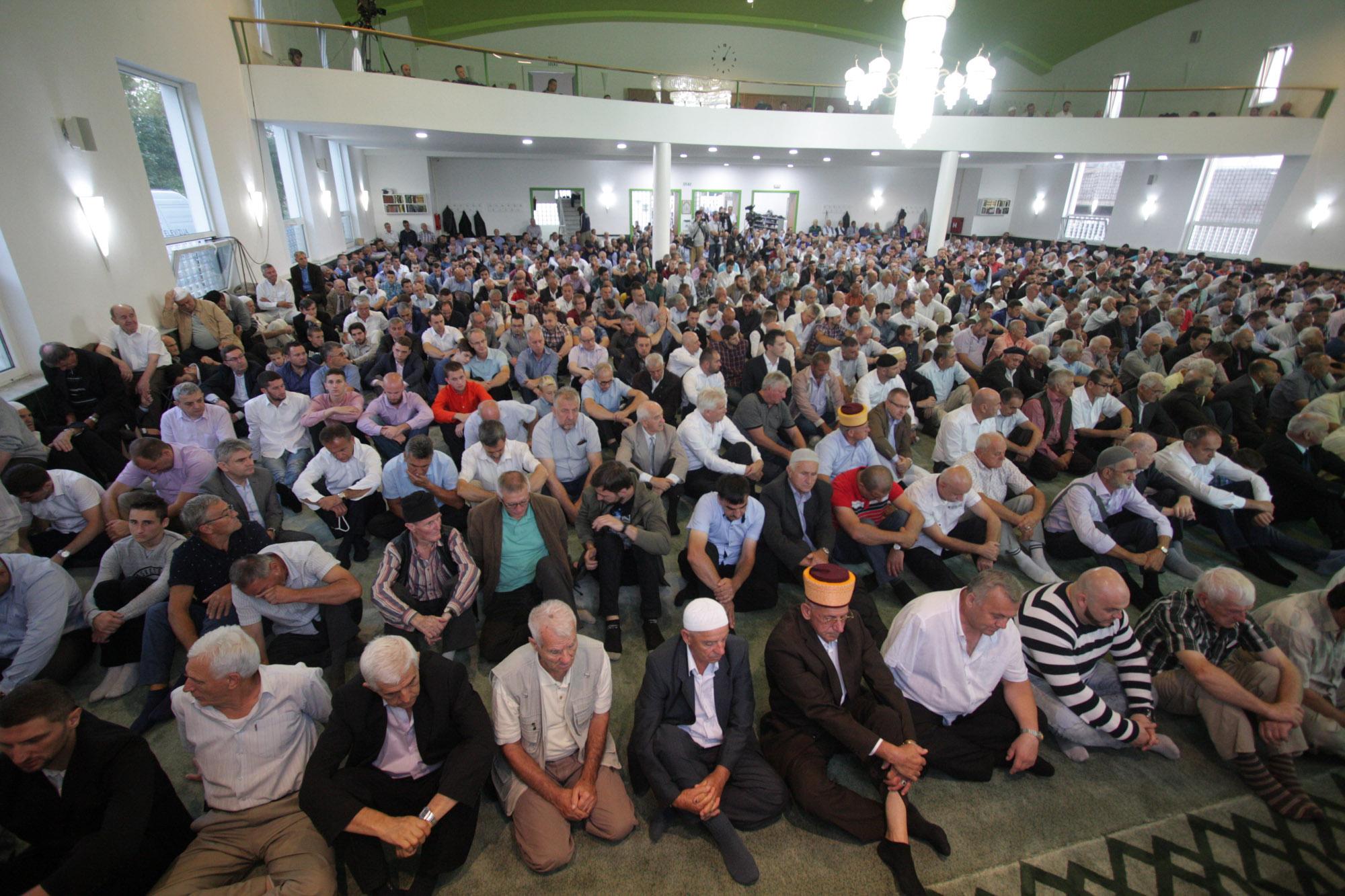 Tuzla: Nekoliko hiljada vjernika na bajram namazu u Džamiji