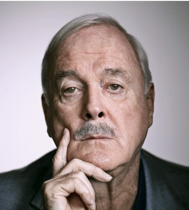 Magazin "Azra" | John Cleese: Tragedija je da se nerviraš, kupuješ automobile i umreš
