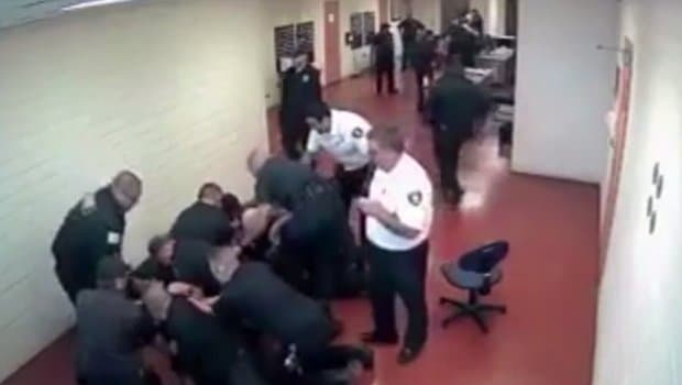 U zatvoru u Čikagu je zabilježena nerealna scena obračuna 15 čuvara sa jednim od robijaša