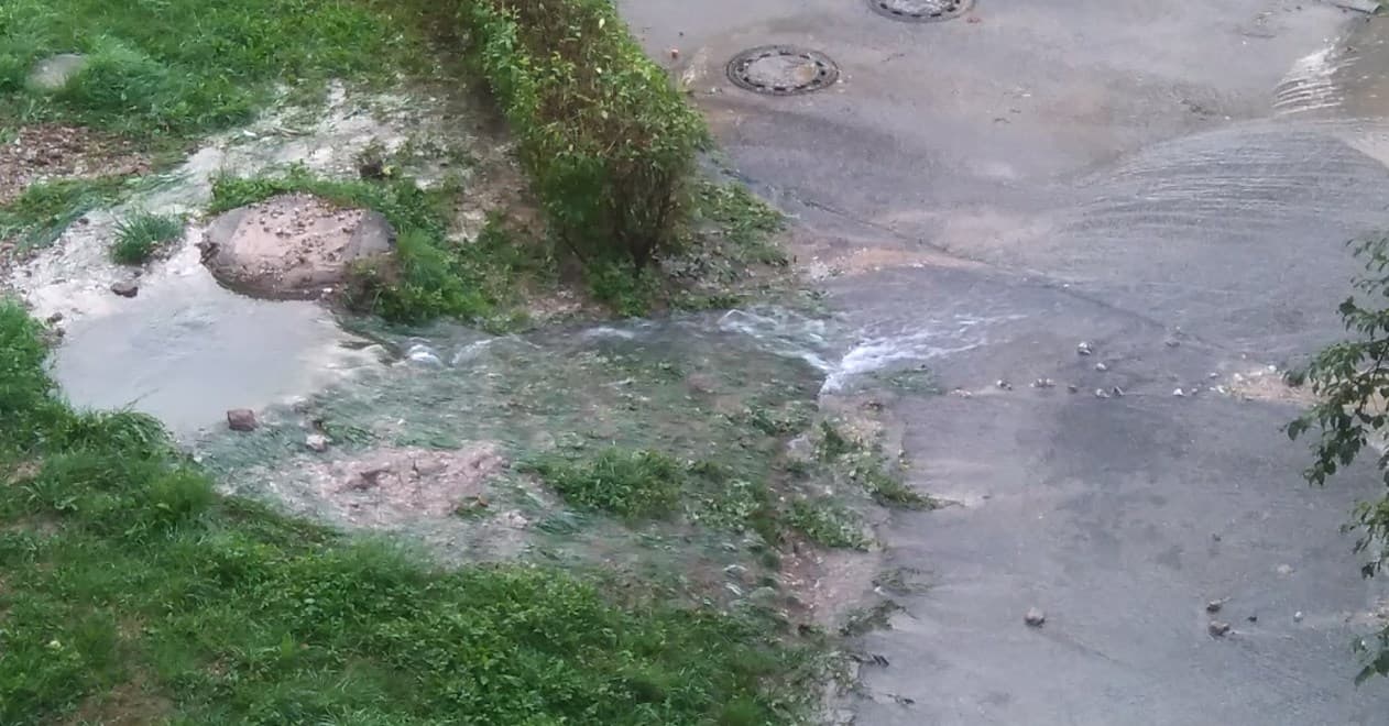 Voda na Dobrinji zatvorena, ekipe na terenu vrše popravku