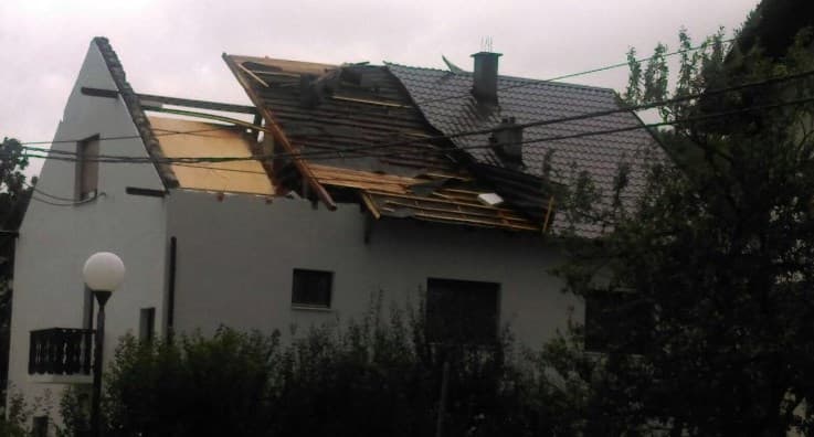 Oluja u Tomislavgradu i Kupresu čupala krovove i drveće