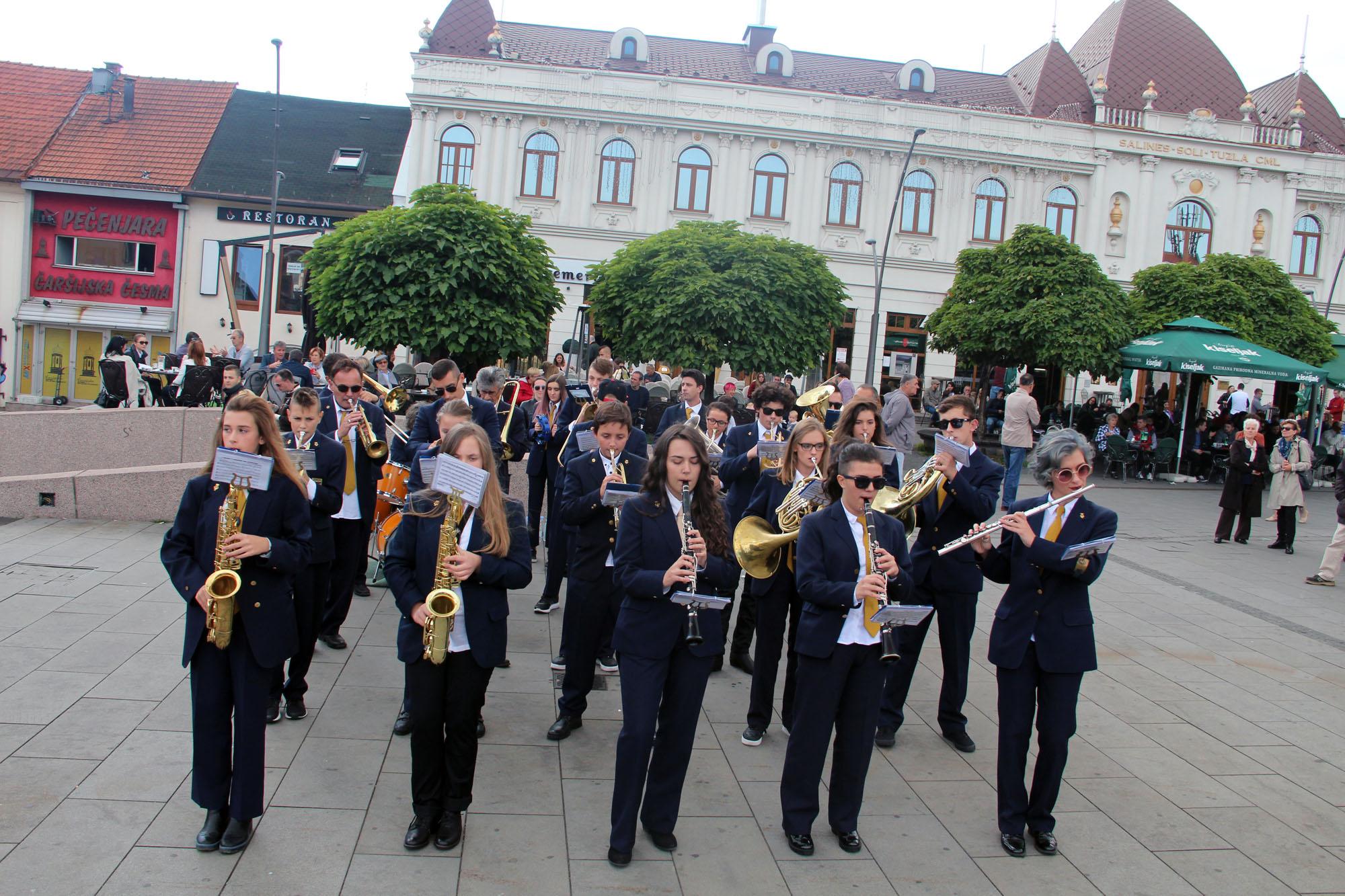 Tuzla: Koncert Gradskog orkestra Stolac na Trgu slobode