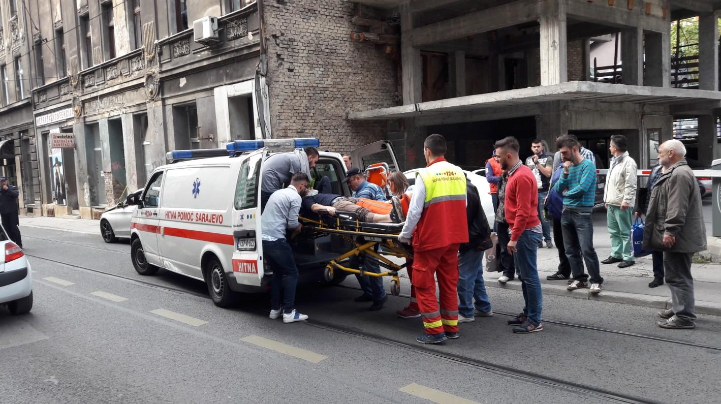 Udes u centru Sarajeva: Mercedes na trotoaru "pokupio" dvojicu mladića