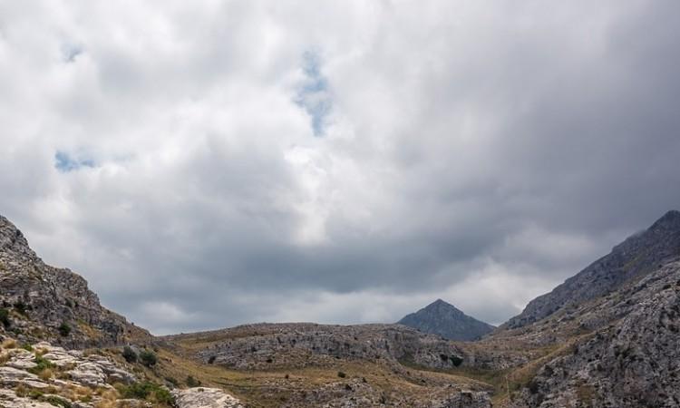 U Bosni pretežno oblačno sa kišom prije podne, u Hercegovini umjerena naoblaka