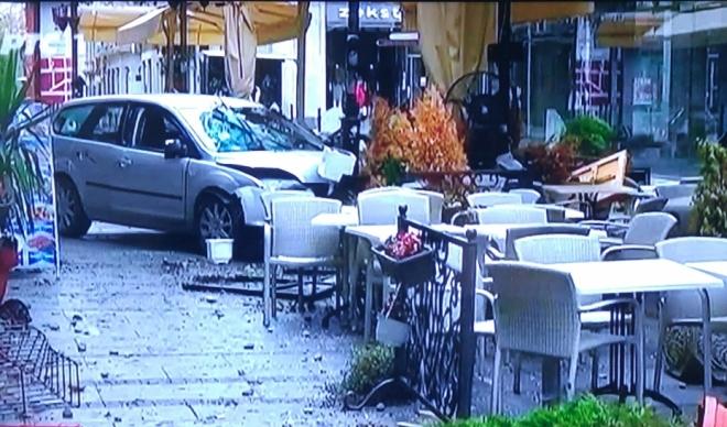 Uletio automobilom u Knez Mihajlovu, povrijeđene dvije osobe