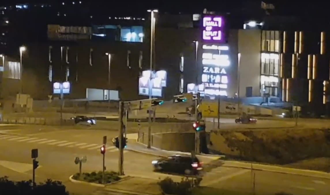 Dvojica vozača divljali na ulici ispred šoping centra