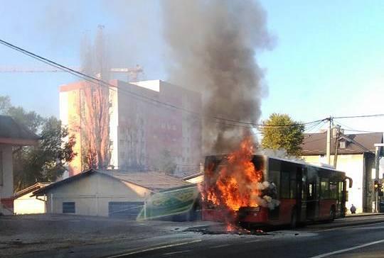 Tuzla: Autobus se zapalio u vožnji, vozač putnike izveo na sigurno