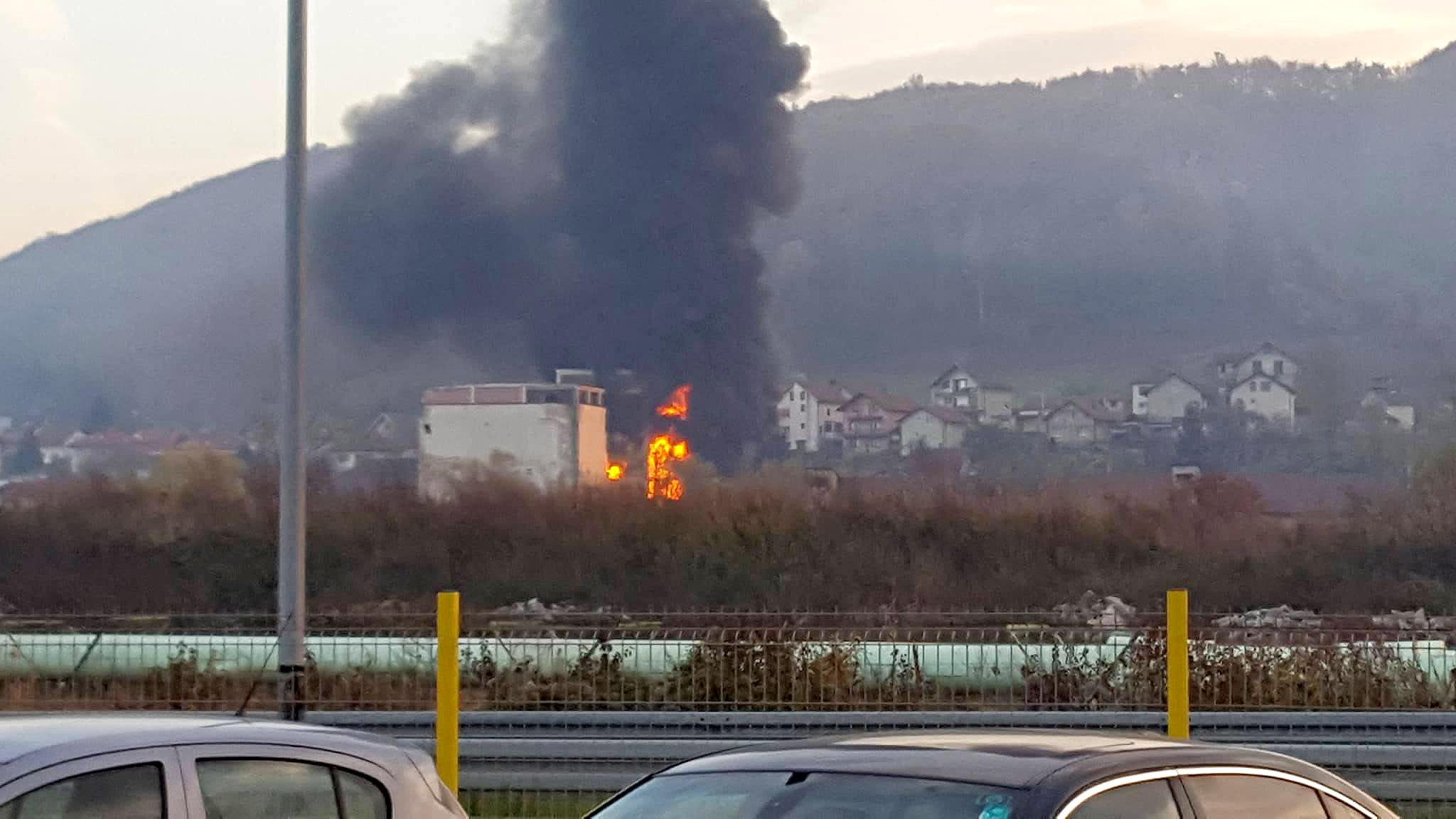 Zapalila se bivša hladnjača u Tuzli