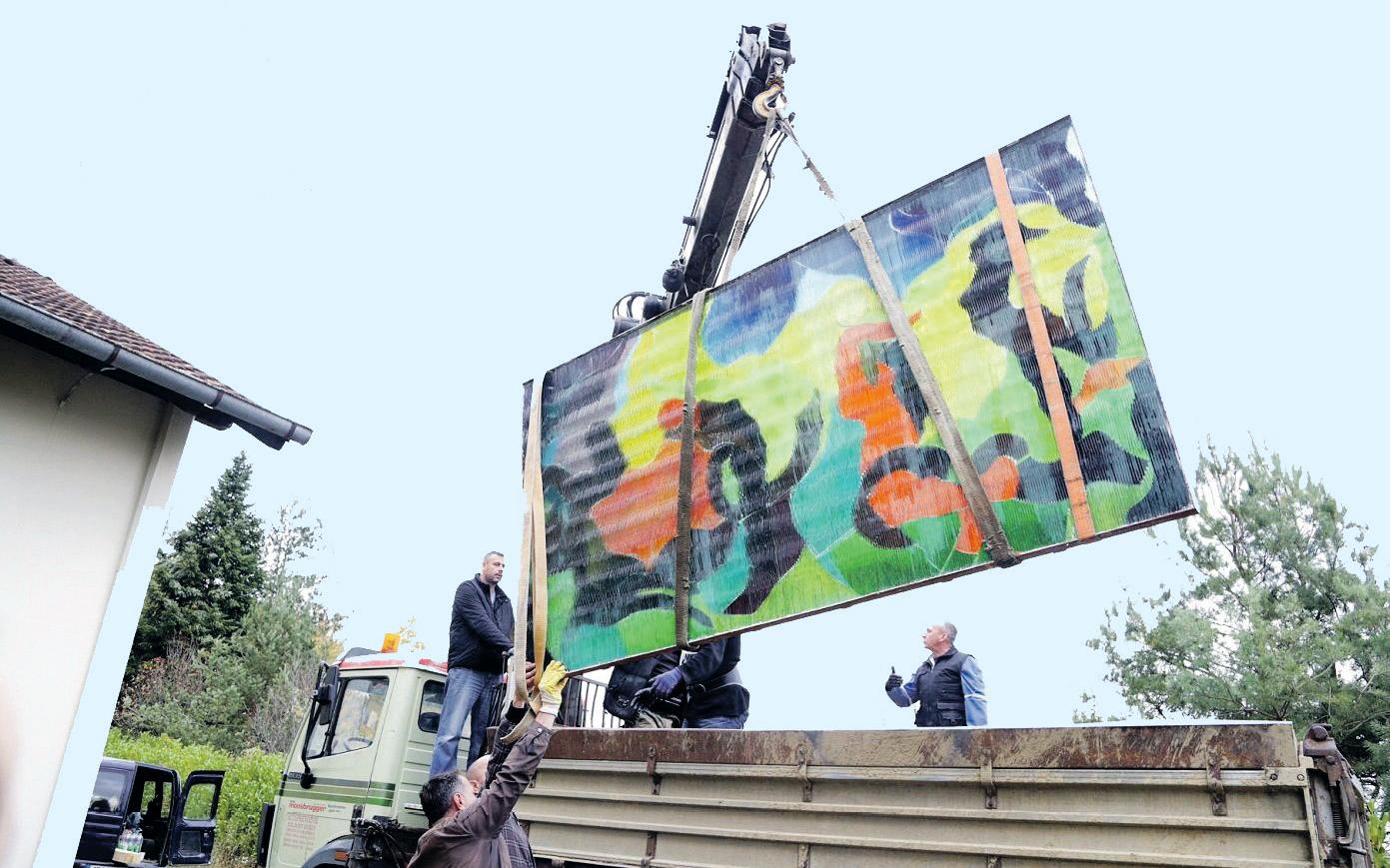 Neobični poduhvat u Bosanskoj Gradišci: Tonu teška umjetnička kompozicija premještena sa sela u Kulturni centar