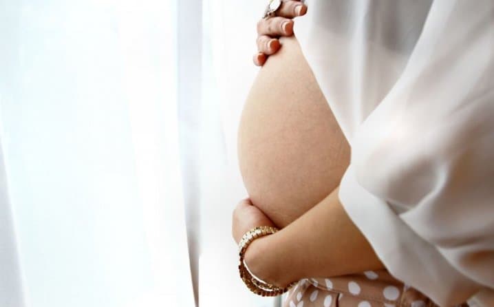 Linija na trudničkom stomaku otkriva spol bebe