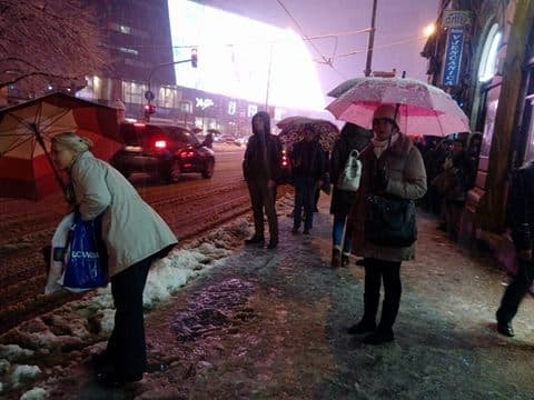 Pokvario se tramvaj kod Centralne banke, promrzli putnici nestrpljivo čekaju