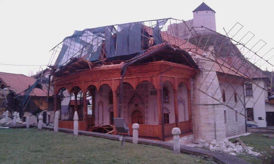 Snažan vjetar srušio munaru na Čaršijskoj džamiji u Tešnju