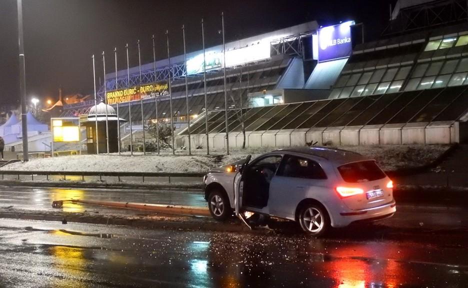 Audijem se zabio u stub ulične rasvjete, jedna osoba povrijeđena